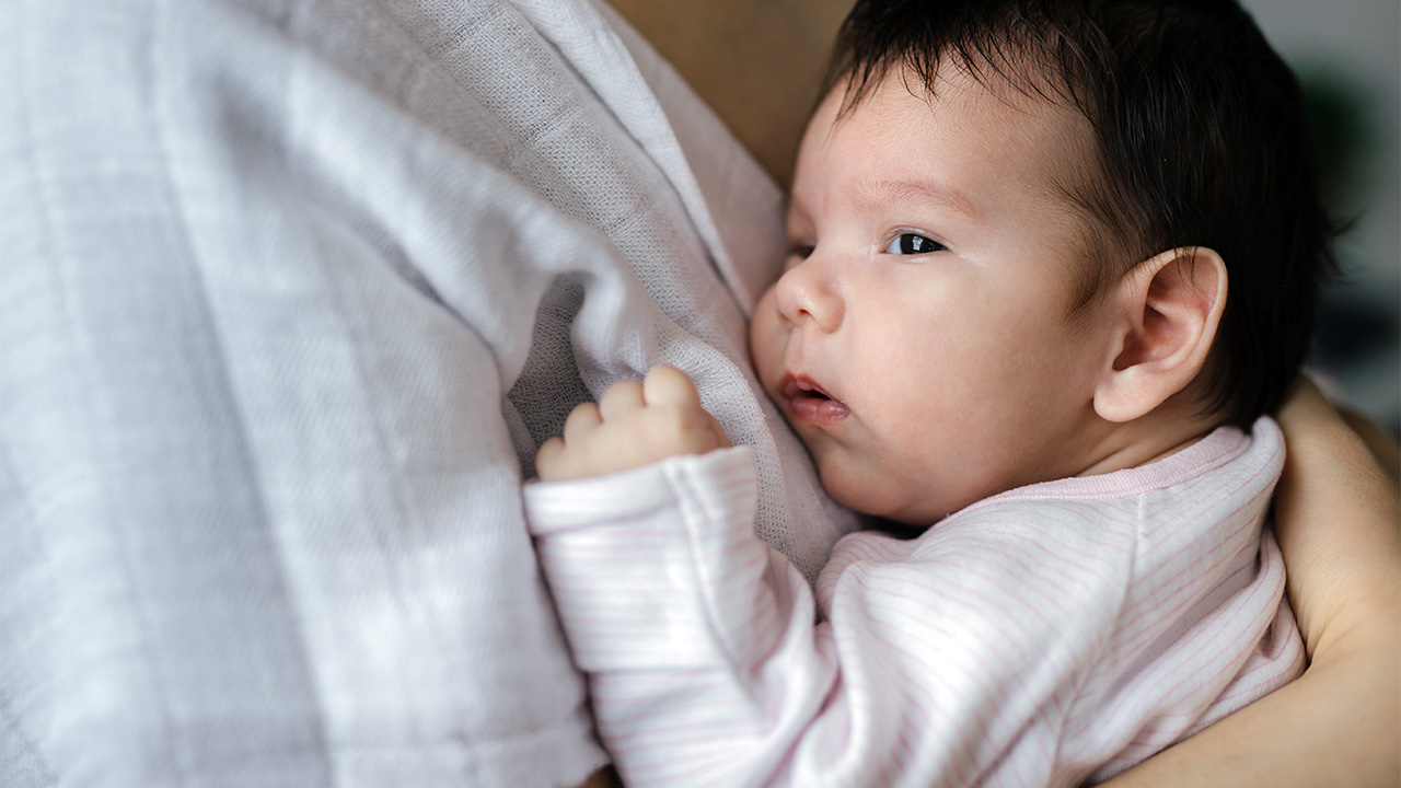 1 and a half month old baby feeding