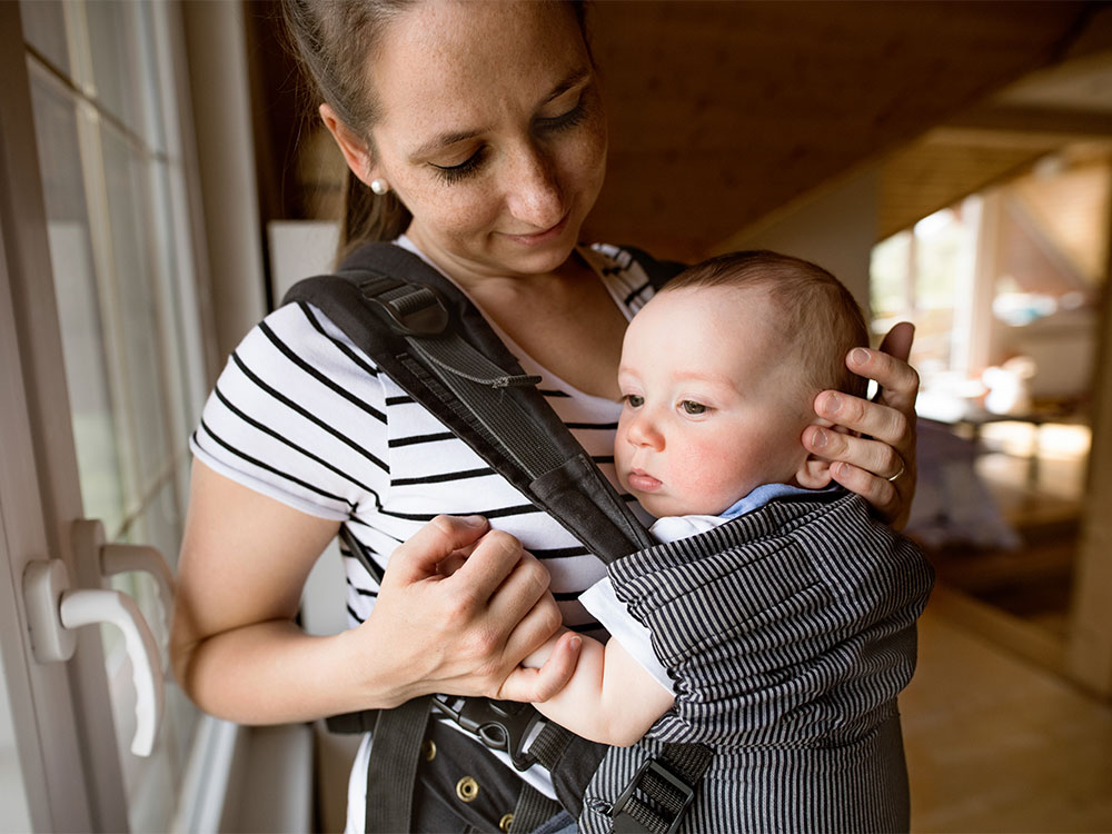 radioactiviteit verlegen Grafiek Baby carrier, sling & backpack safety | Raising Children Network
