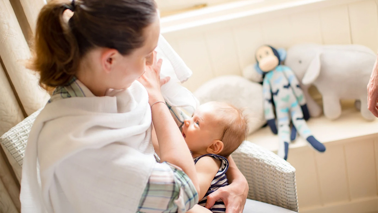 Newborns breastfeeding & bottle-feeding