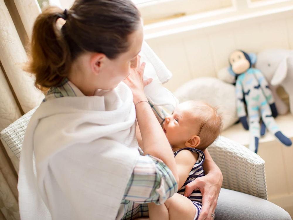 Newborns breastfeeding & bottle-feeding | Raising Children Network