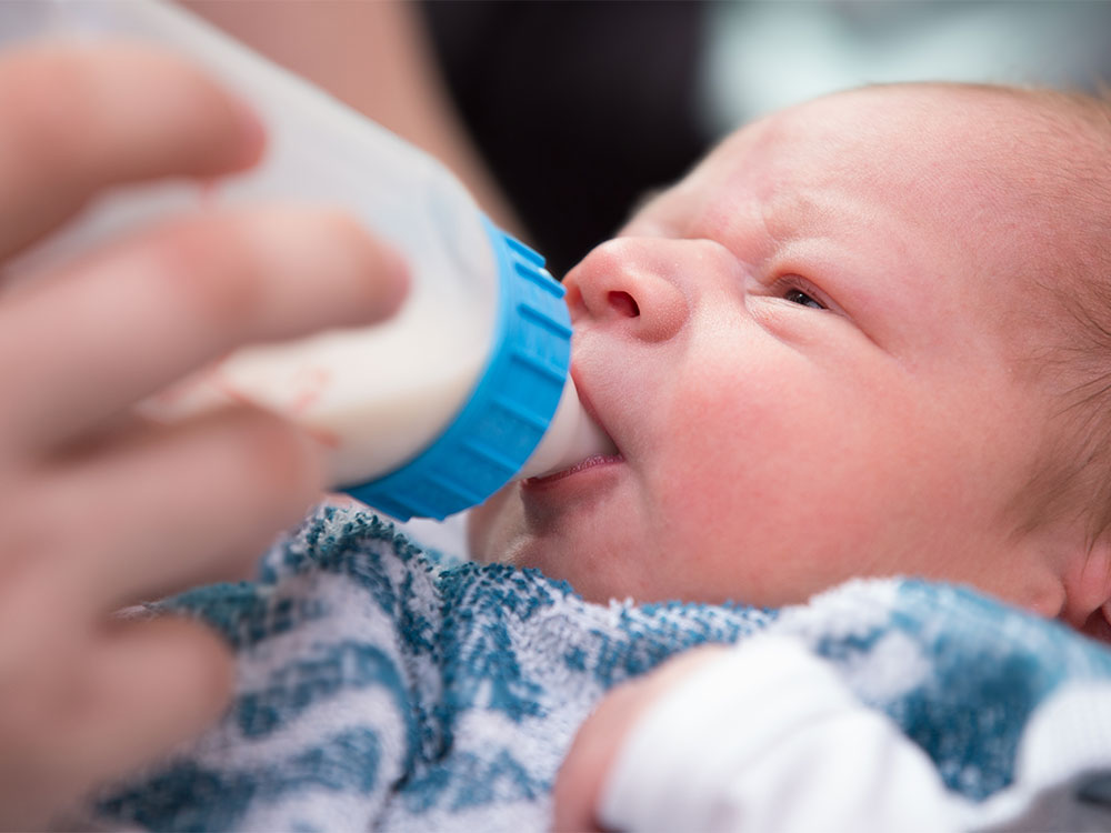https://raisingchildren.net.au/__data/assets/image/0026/50975/bottle-feeding-feeding-babies-equipment-formula_narrow.jpg