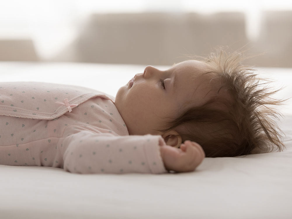https://raisingchildren.net.au/__data/assets/image/0027/107766/co-sleeping-with-your-baby-narrow.jpg