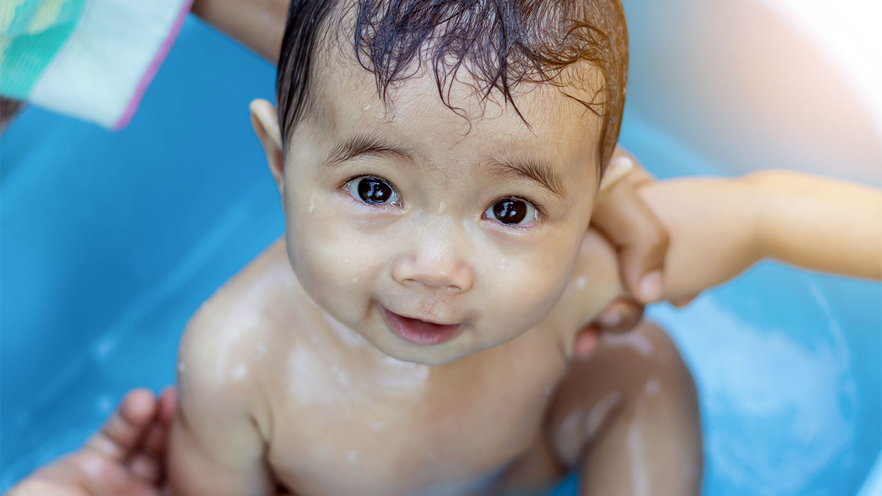 Baby bath time: steps to bathing a baby | Raising Children Network