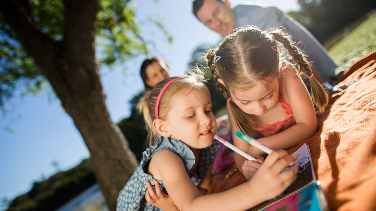 Friends & friendships: school-age children | Raising Children Network