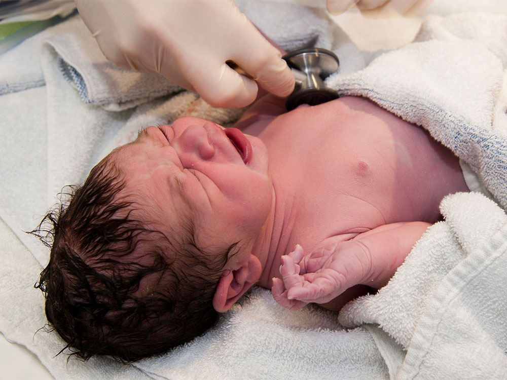 https://raisingchildren.net.au/__data/assets/image/0030/48099/newborns-first-hoursnarrow.jpg