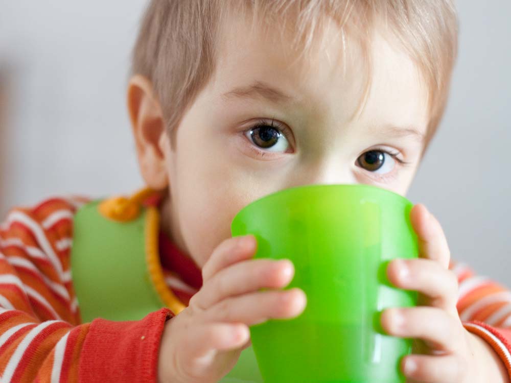 https://raisingchildren.net.au/__data/assets/image/0032/109589/Learning-to-drink-from-a-cup-narrow.jpg