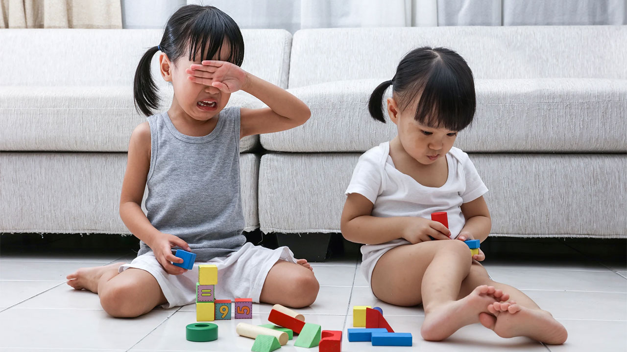 kids fighting over toys